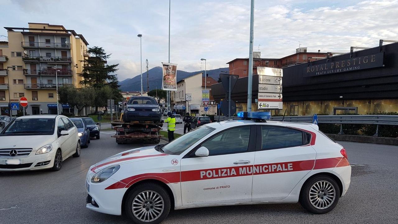 I rilievi di un incidente stradale in via Valentini da parte della Polizia municipale (foto generica d'archivio)