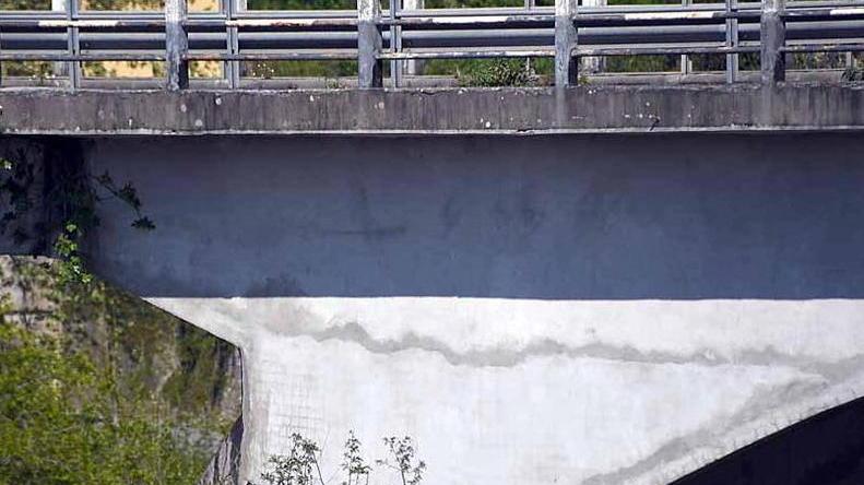Al via i lavori sul ponte di via Trieste, a Massa: «Ma non c'è nessuna lesione»