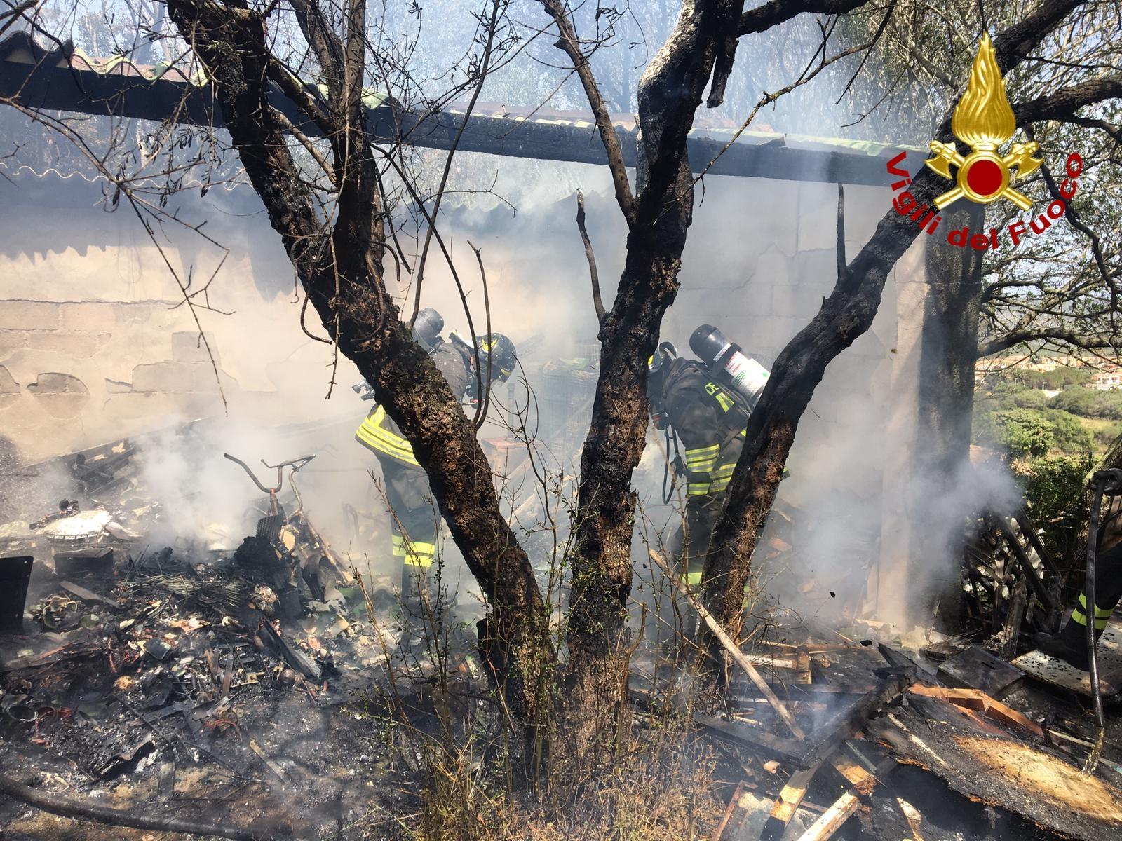Palau, incendio in un magazzino agricolo: in salvo alcune auto 