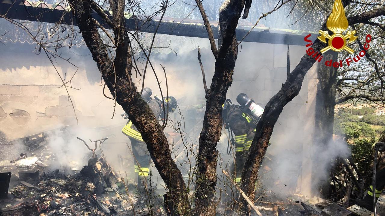 Palau, incendio in un magazzino agricolo: in salvo alcune auto