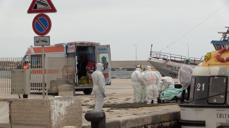 Lo sbarco d'emergenza del 79enne livornese dalla Costa Deliziosa, nel porto di Marsala (Foto di Giovanna Sfragasso)