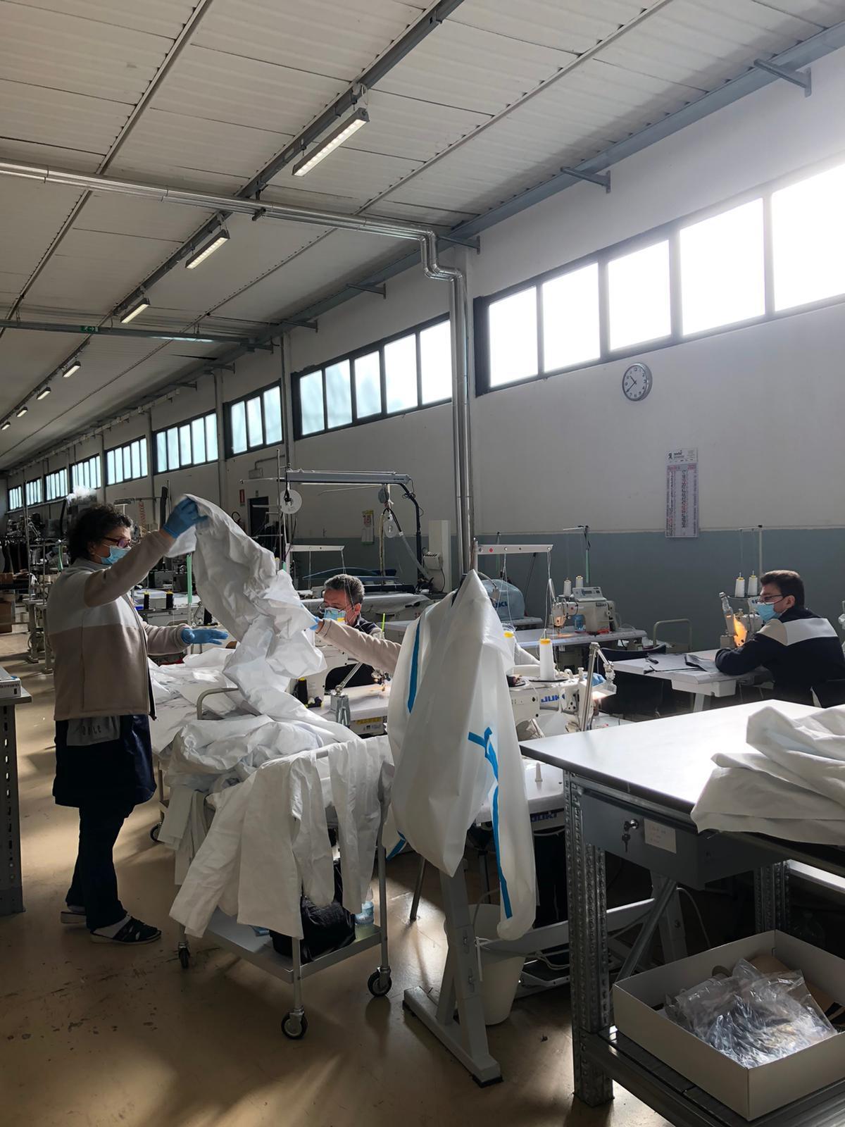 Operai al lavoro in questi giorni nello stabilimento della Beste a Usella, nel comune di Cantagallo