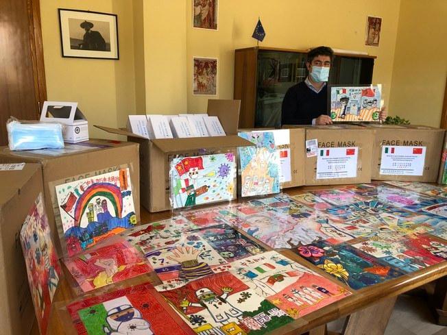 Coronavirus, i disegni dei bimbi di Wuhan ai coetanei in Sardegna 