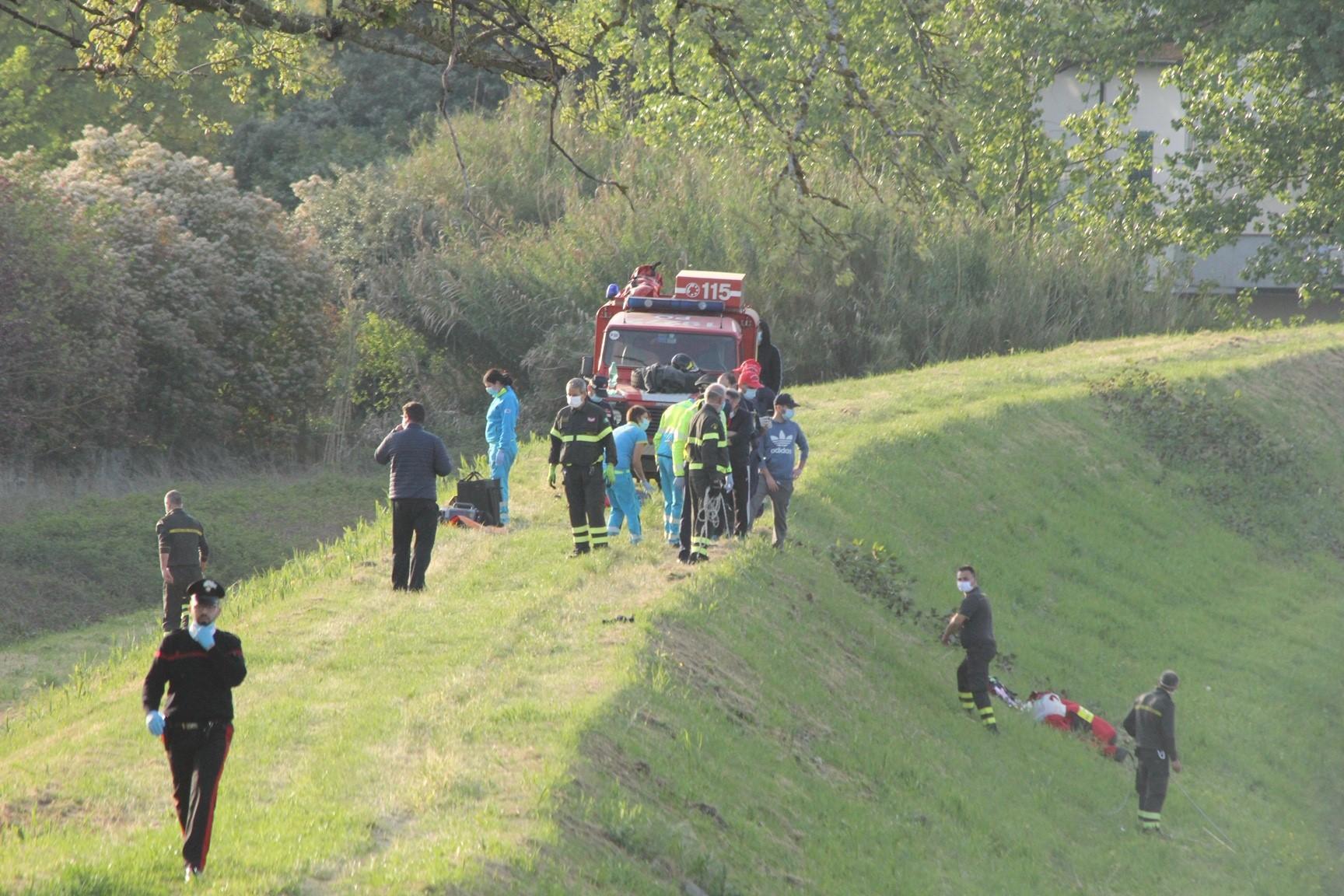 Le ricerche della donna caduta nell'Ombrone (foto Batavia)
