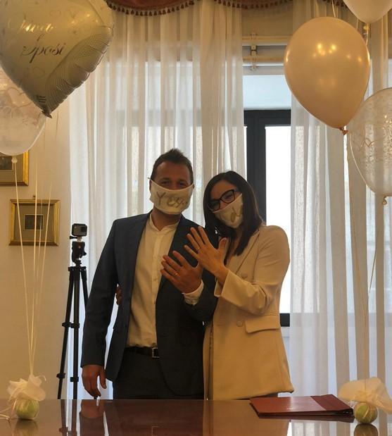 La sfida al Covid per amore, per Giulia e Gabriele nozze con mascherine e senza invitati 