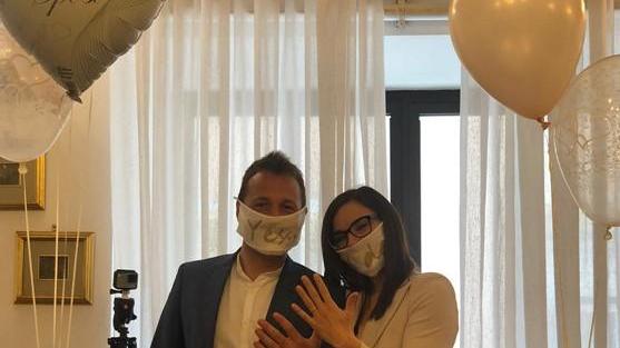 La sfida al Covid per amore, per Giulia e Gabriele nozze con mascherine e senza invitati