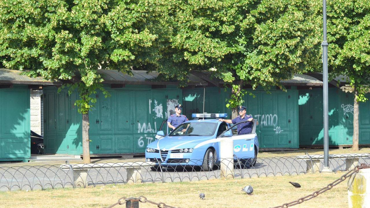 Poliziotti in piazza Garibaldi (foto d'archivio)