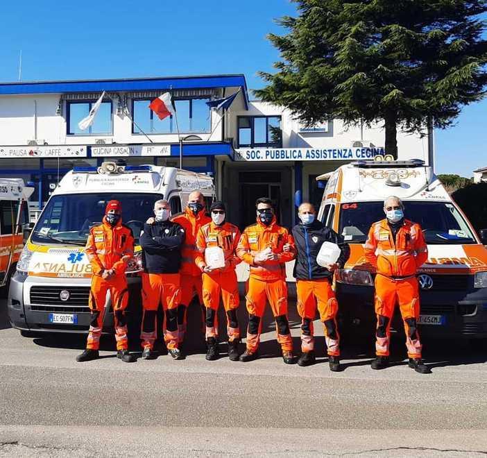 Volontari della Pubblica Assistenza con i contenitori di Bichimica