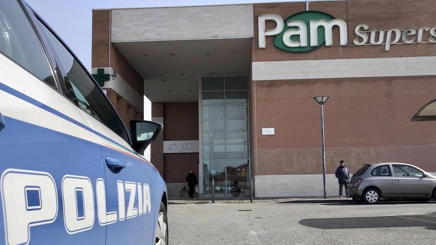 Una volante in piazza Saragat, davanti alla Pam