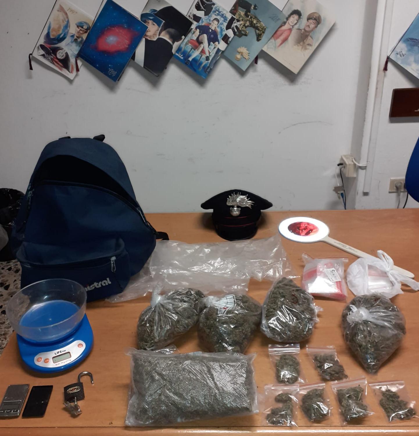 Decimomannu, scappa alla vista dei carabinieri e abbandona 600 grammi di marijuana