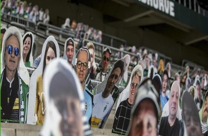 I tifosi allo stadio sono sagome 