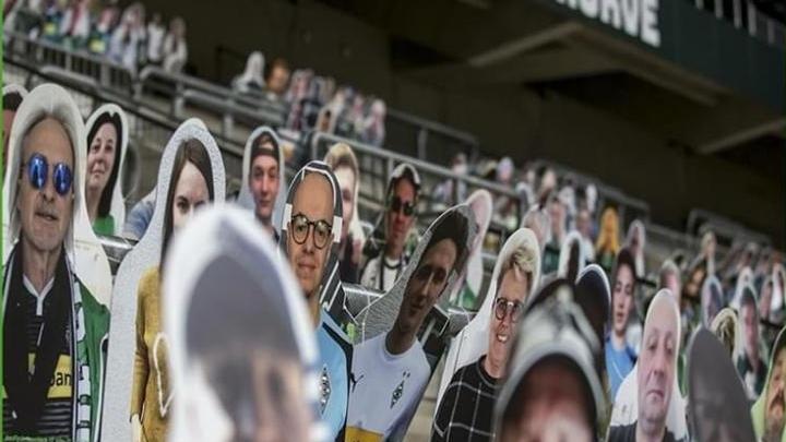 I tifosi allo stadio sono sagome
