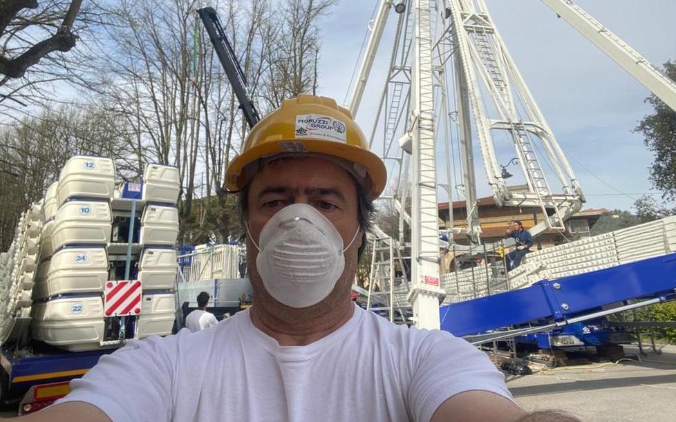 Si smonta la ruota panoramica