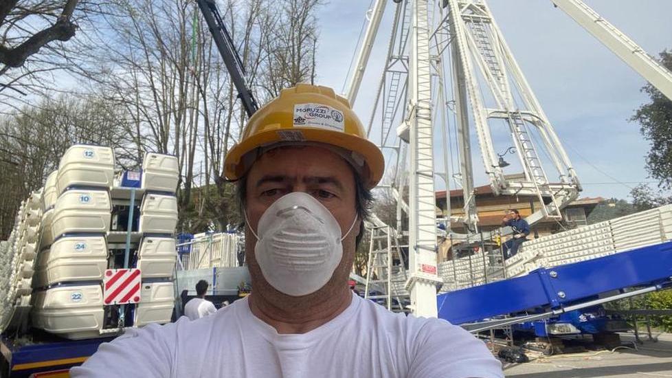 Si smonta la ruota panoramica