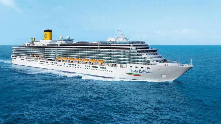Il tender attracca nel porto deserto