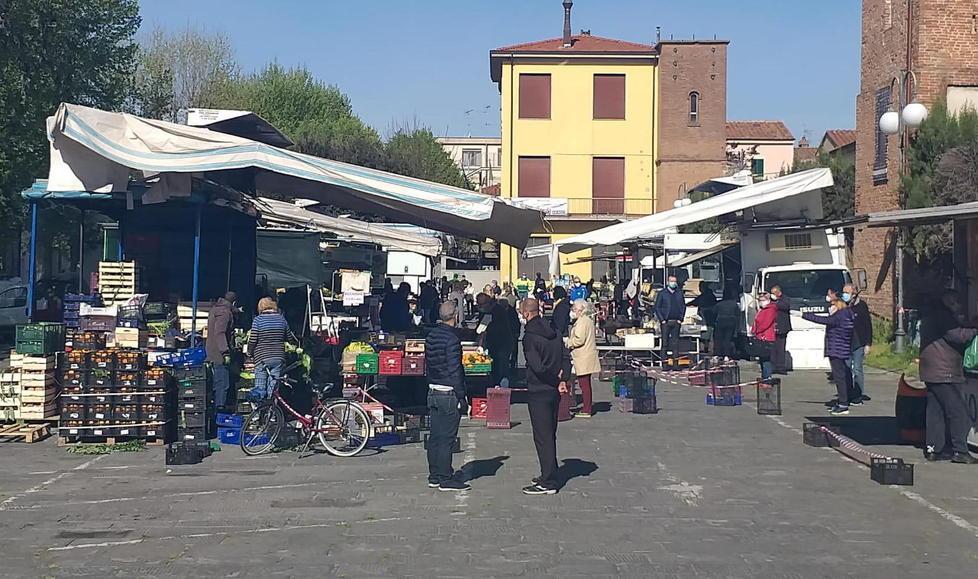 Spesa a cielo aperto tra i banchi, ripartito il mercato a Cascina 