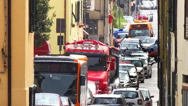 Ponte chiuso dall’Anas In via Modenese auto e camion in fila