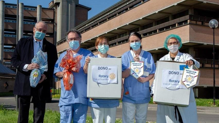 Cibo, dolciumi, disinfettanti gara di solidarietà per l’Ausl