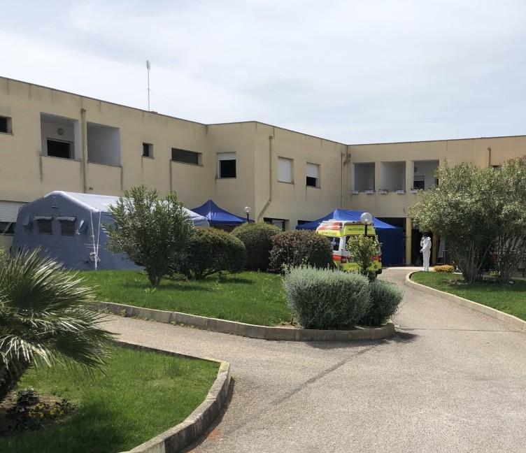 Ossi, il paese in ginocchio: «Ma qui non è Codogno» 