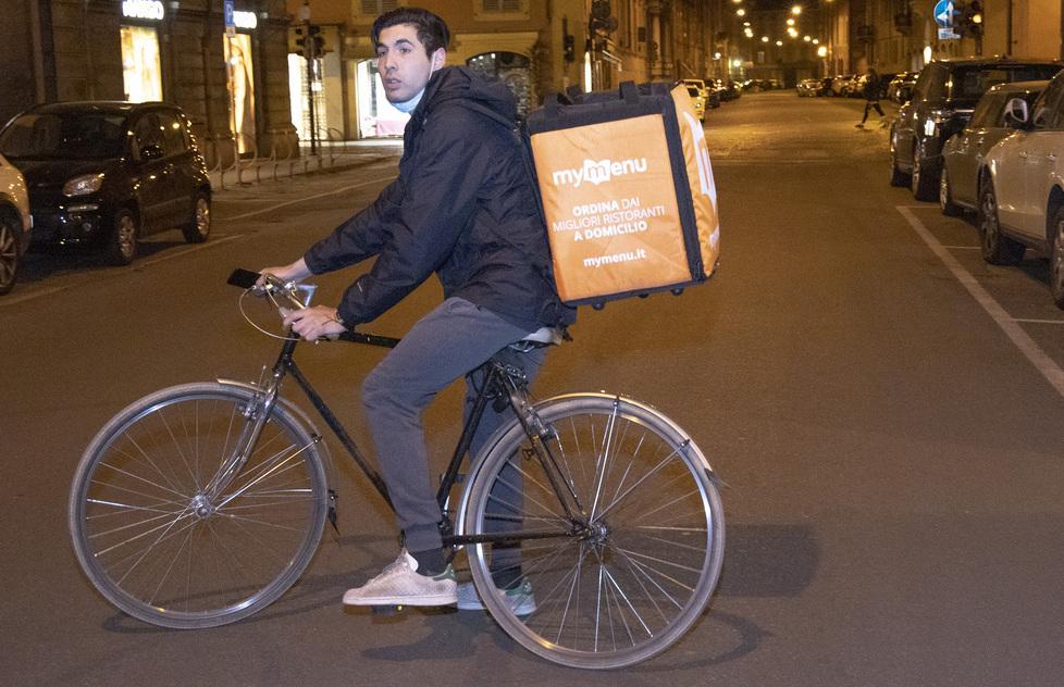 Modena. Daniele, Said, Martina I ragazzi in bicicletta che portano il cibo ai modenesi rinchiusi  