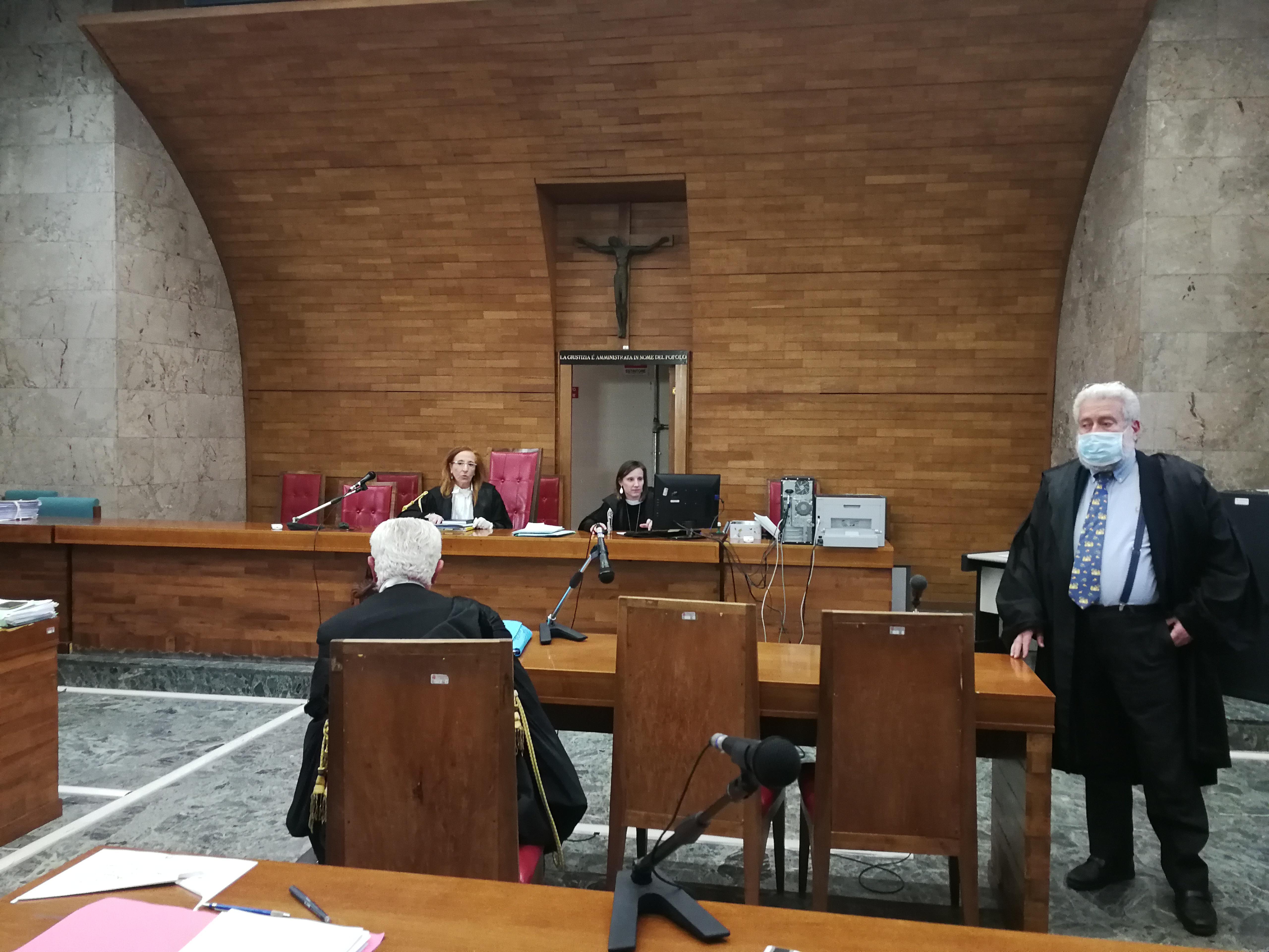 Un'udienza "tradizionale" in aula con l'avvocato Ezio Menzione (a destra) munito di mascherina