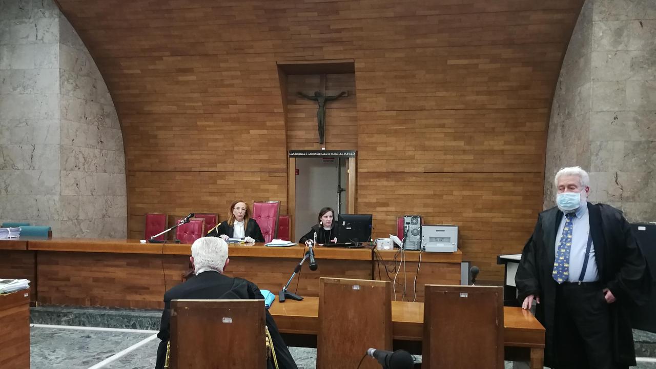 Un'udienza "tradizionale" in aula con l'avvocato Ezio Menzione (a destra) munito di mascherina