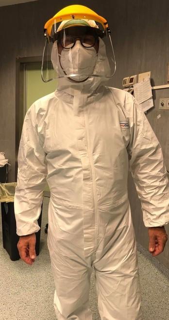 Il primario chirurgo Alessandro Fiorini mentre opera in emergenza