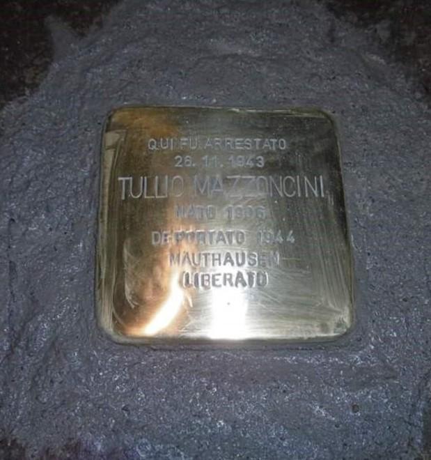 La pietra d'inciampo dedicata a Tullio Mazzoncini, deportato nel campo di concentramento di Mauthausen e sopravvissuto