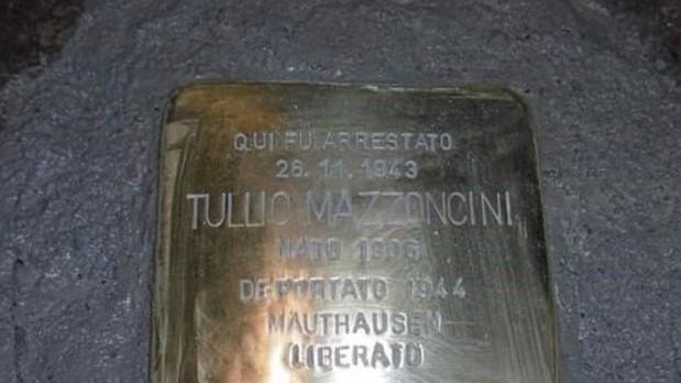 La pietra d'inciampo dedicata a Tullio Mazzoncini, deportato nel campo di concentramento di Mauthausen e sopravvissuto