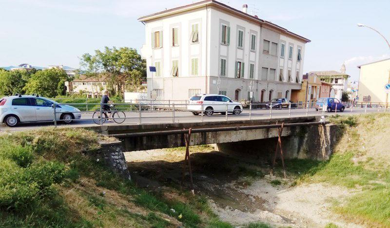 Il ponte sull’Orme lungo la statale Tosco Romagnola: presto sarà disposto il senso unico alternato con un semaforo a regolare il traffico