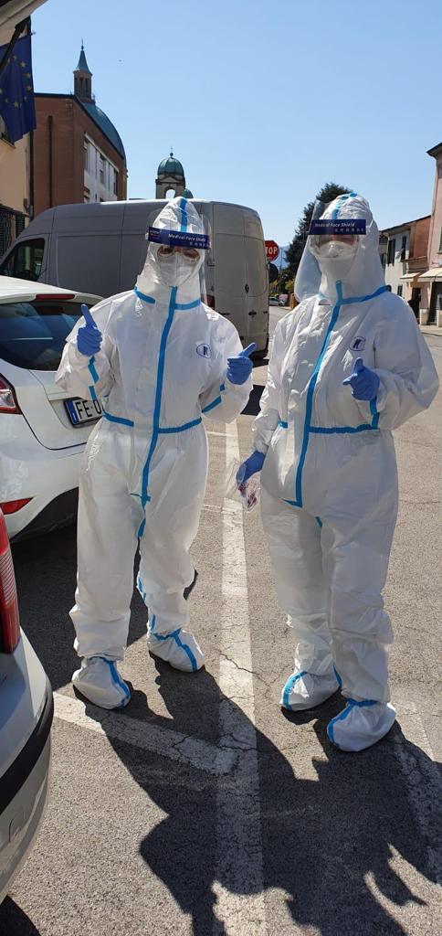 La dottoressa Monia Matacera (a destra) assieme alla collega Jona Kalo (a sinistra) prima di un turno di lavoro