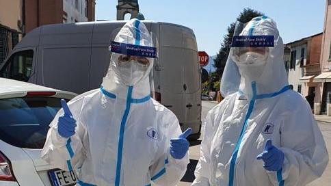La dottoressa Monia Matacera (a destra) assieme alla collega Jona Kalo (a sinistra) prima di un turno di lavoro