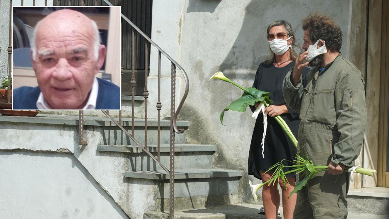 Per l’addio all’amato Gino solo qualche fiore e lacrime che si affacciano da finestre e balconi