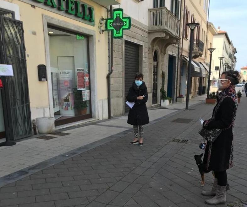 Persone in fila di fronte ad una farmacia di Cecina