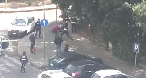 Sassari, lite per strada con i vigili urbani: il video indigna il web