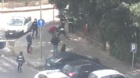 Sassari, lite per strada con i vigili urbani: il video indigna il web