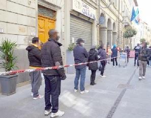 In coda davanti al Comune di Empoli per consegnare le domande del bonus spesa (foto agenzia Carlo Sestini)