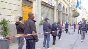 In coda davanti al Comune di Empoli per consegnare le domande del bonus spesa (foto agenzia Carlo Sestini)