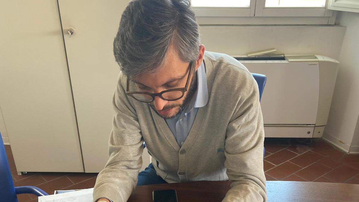 Il presidente della Provincia Francesco Puggelli alle prese con un test sierologico