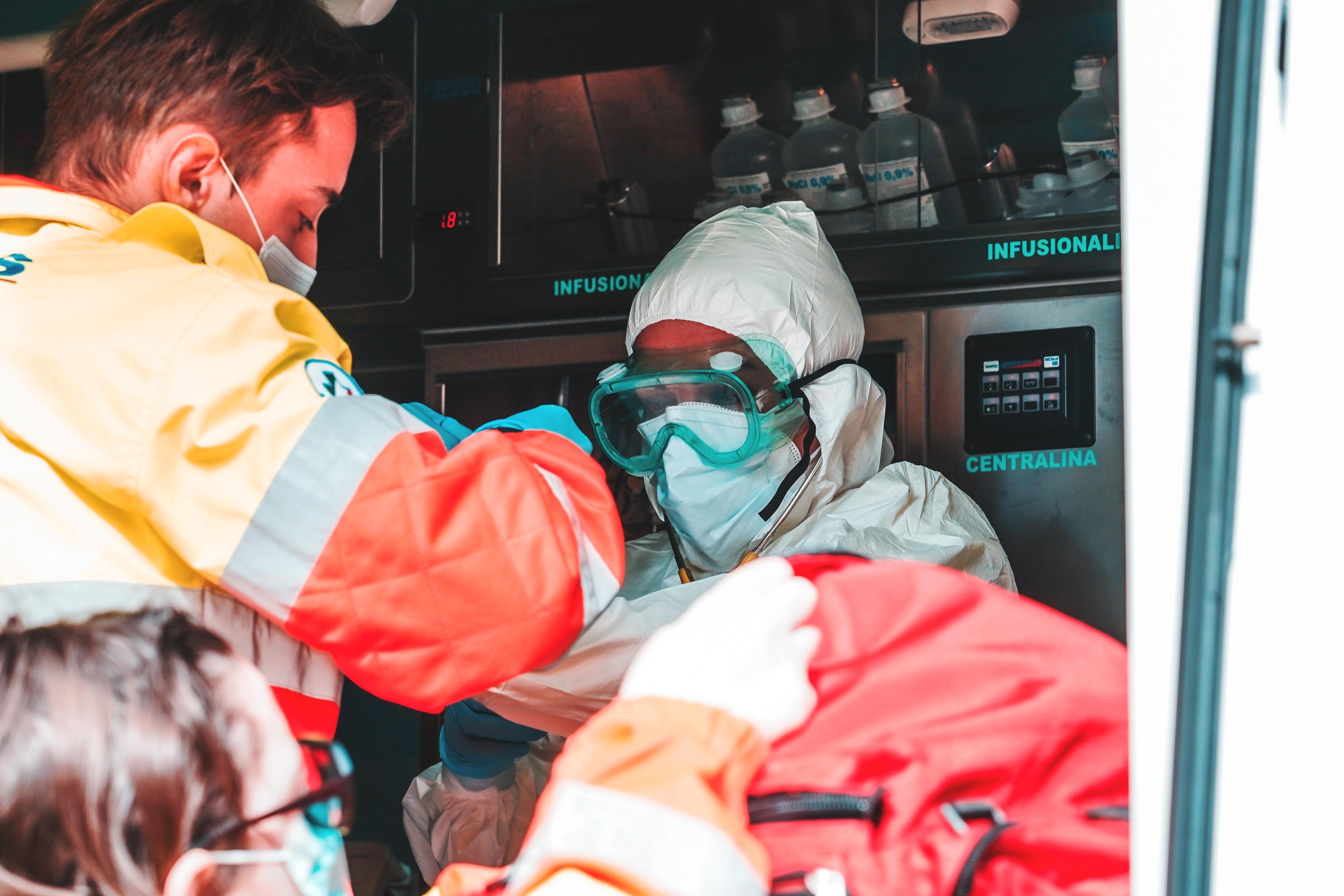 Volontari e medico Svs sull'ambulanza (foto Marzi)