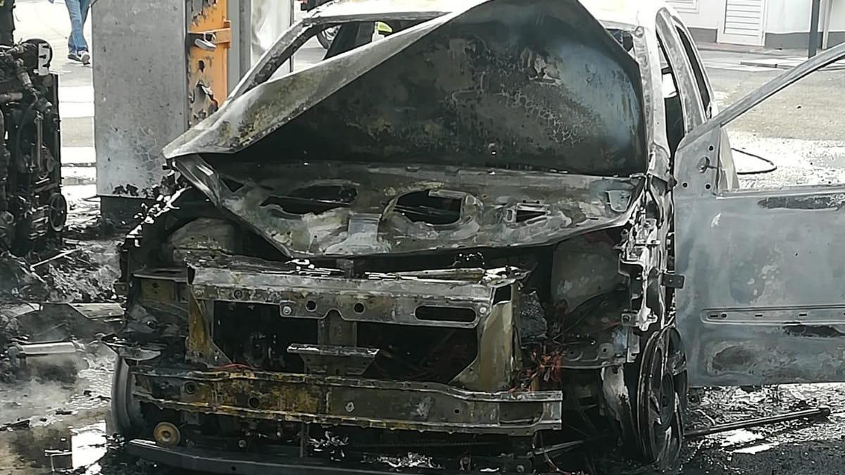 Si dà fuoco in auto al distributore, muore un operaio di 42 anni