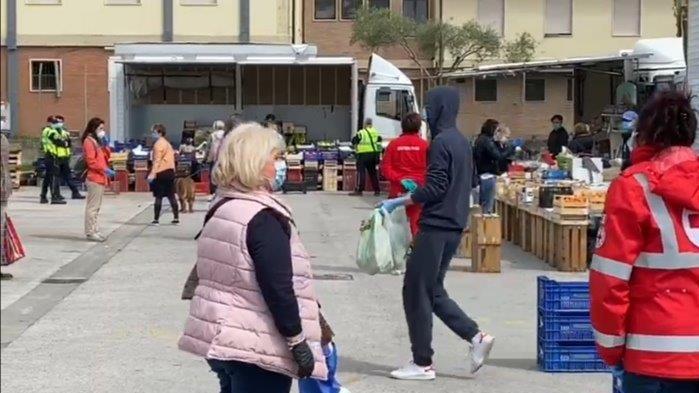 Il mercato alimentare in piazza Anzilotti ha superato la prova