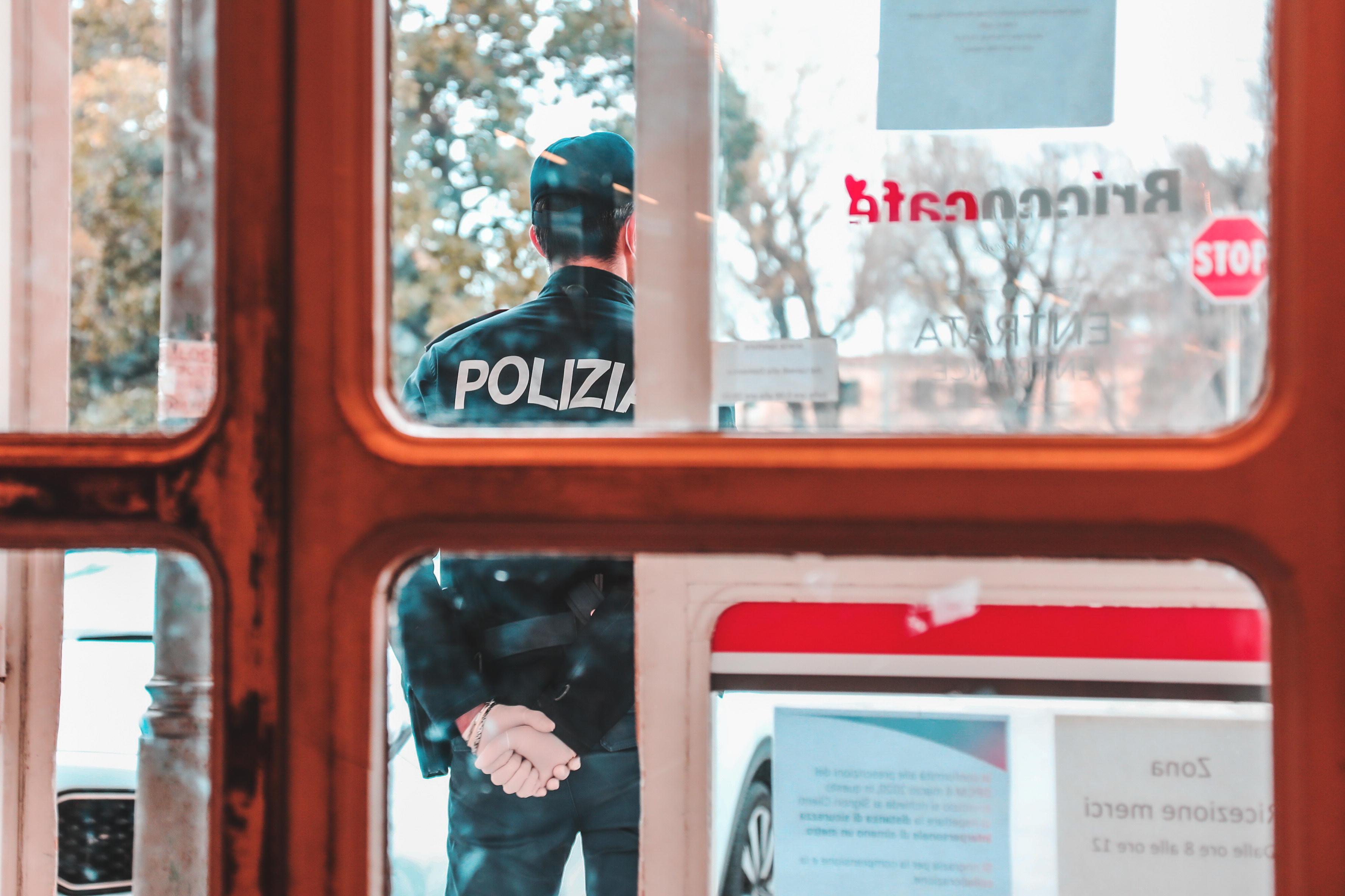 Un agente della polizia di Stato (foto Marzi)