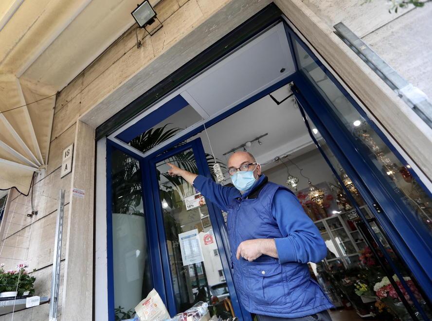 L'imprenditore Stefano Del Nista mostra i danni (foto Marzi)