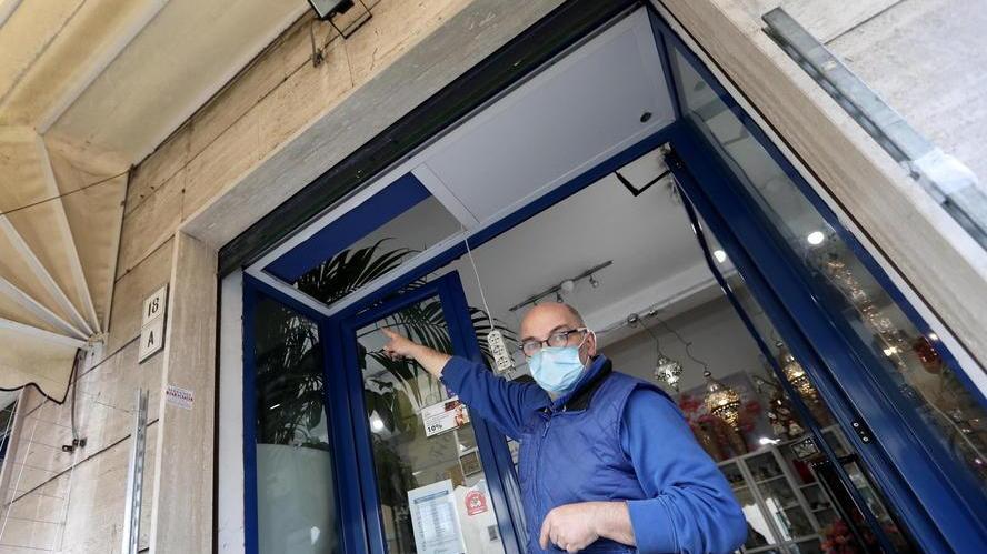 L'imprenditore Stefano Del Nista mostra i danni (foto Marzi)