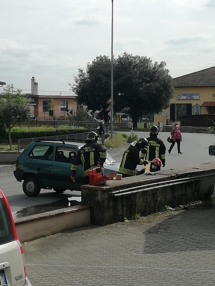 L'incidente in via Francesca a Stabbia con l'intervento dei vigili del fuoco (foto da Facebook)