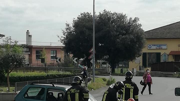 L'incidente in via Francesca a Stabbia con l'intervento dei vigili del fuoco (foto da Facebook)