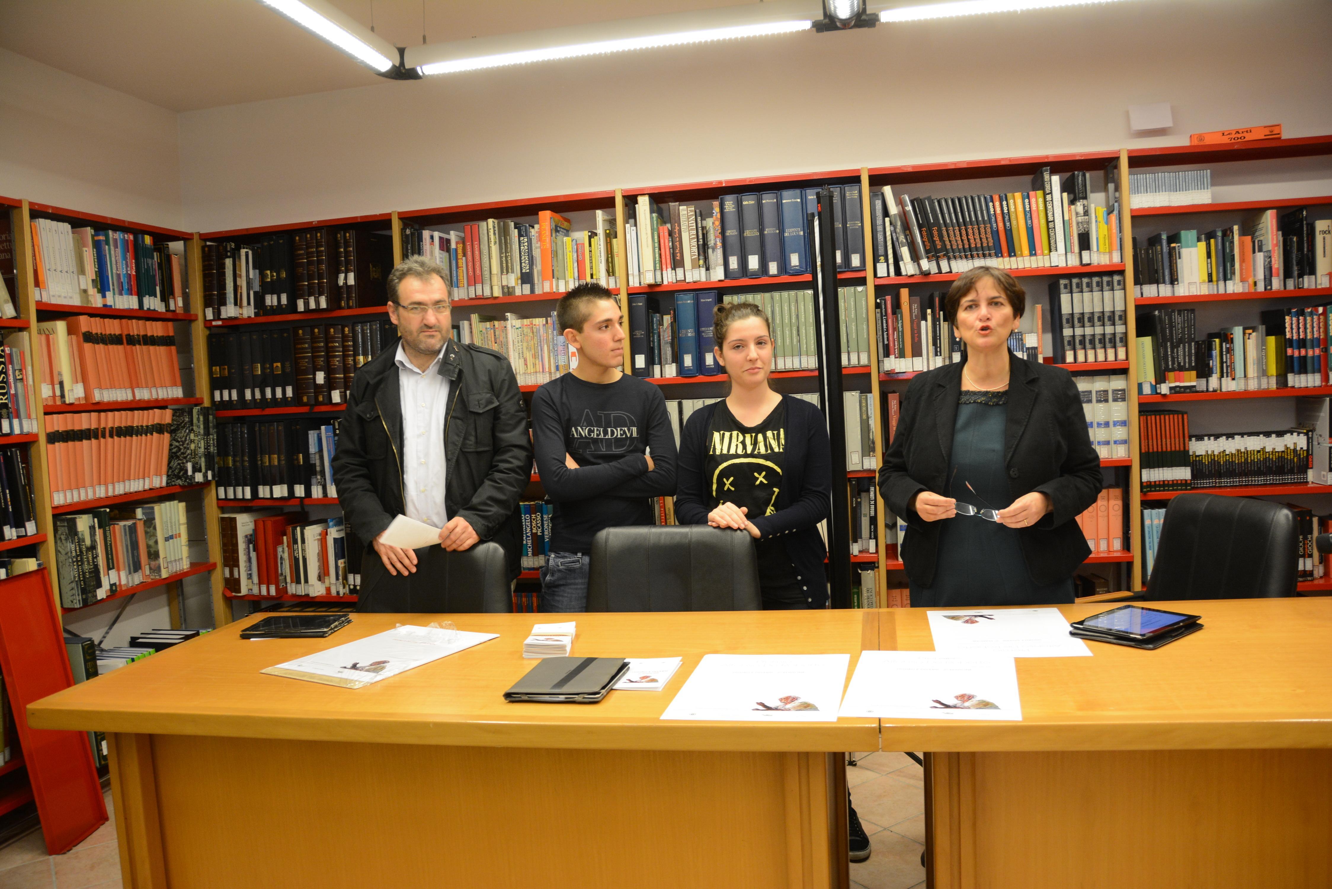 La presentazione di un'edizione passata del Premio De Roberto, a destra la giornalista Caterina De Roberto