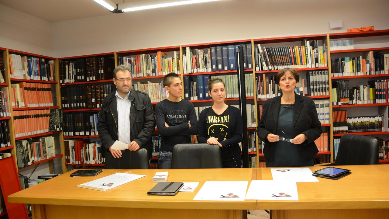 La presentazione di un'edizione passata del Premio De Roberto, a destra la giornalista Caterina De Roberto