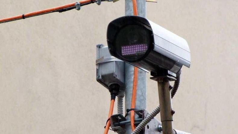 Via libera all’acquisto di 38 telecamere che leggono le targhe